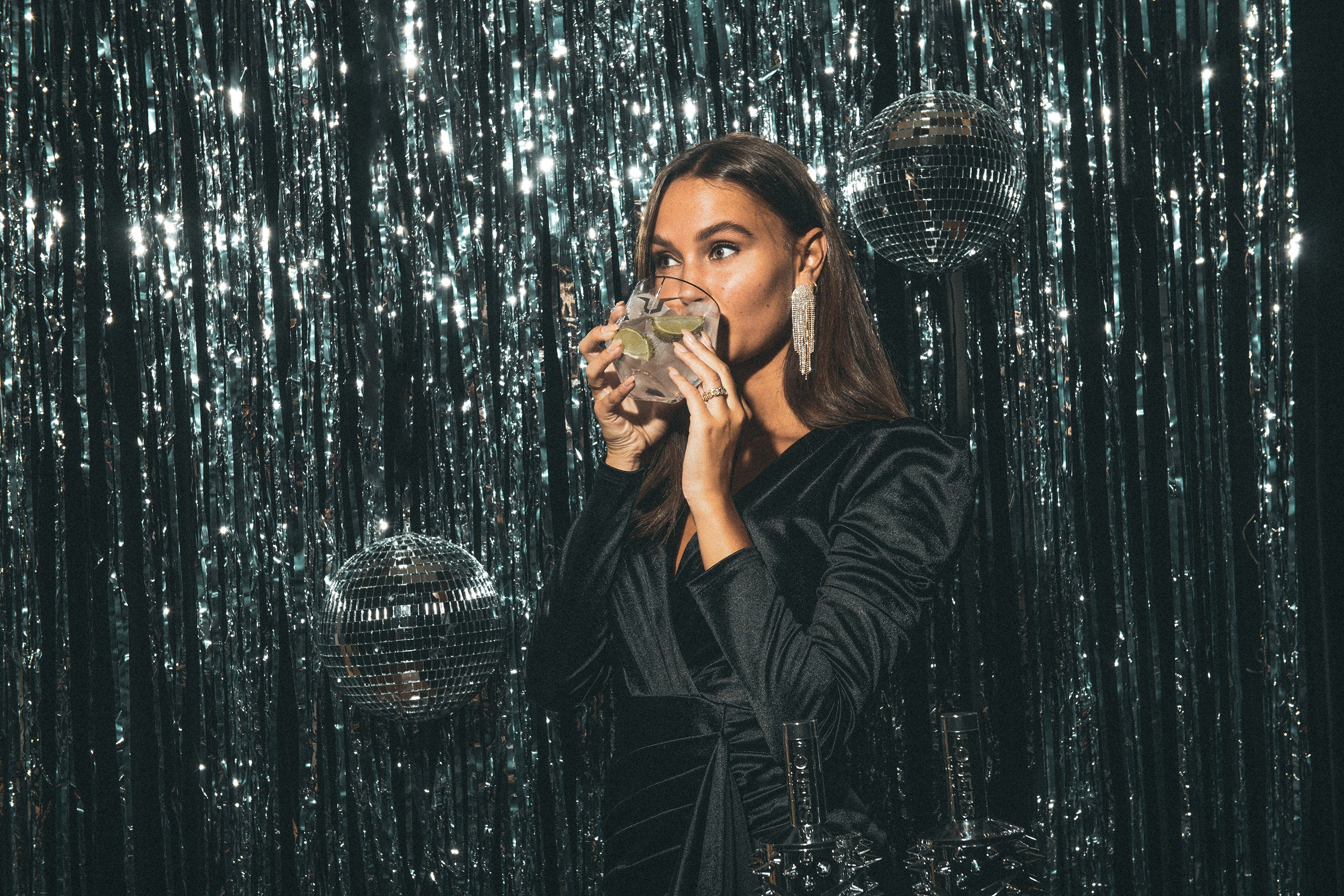 Female model posing with the LOUERS vodka tumbler glass